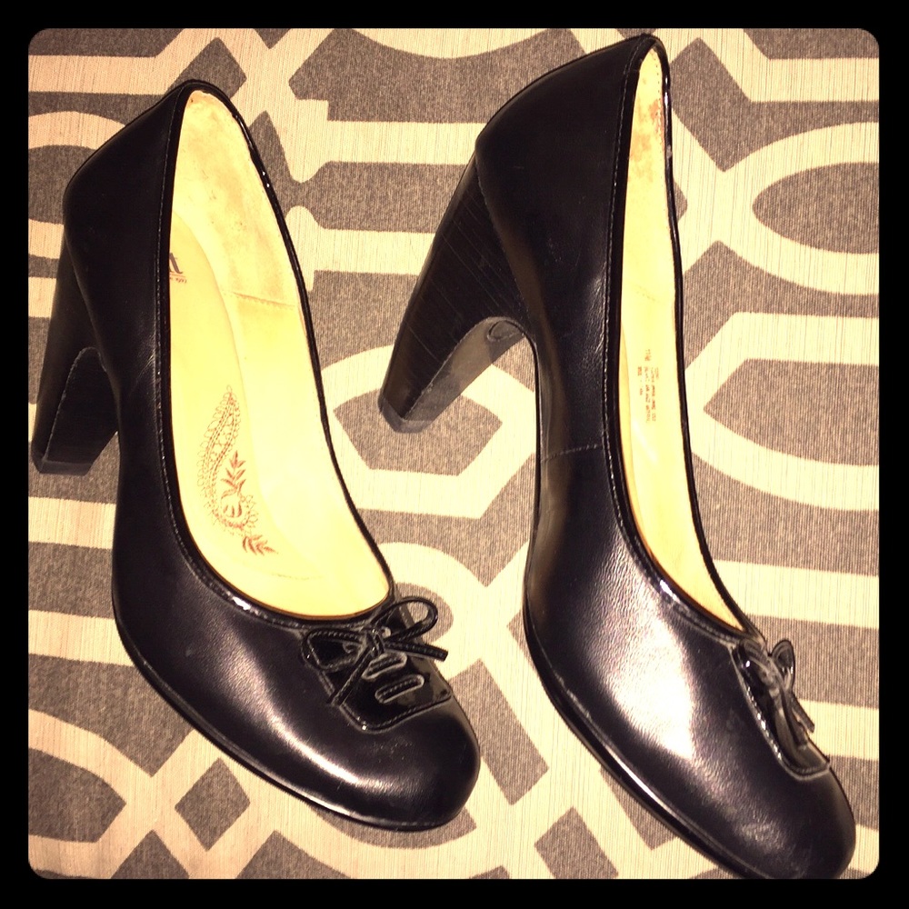 Sofft black leather 2.5” Heels with patent Bow